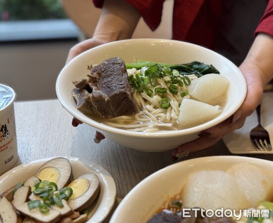 ▲八方雲集「美國帶骨牛小排麵」、梁社漢排骨「美國帶骨牛小排飯」。(圖/八方雲集提供)