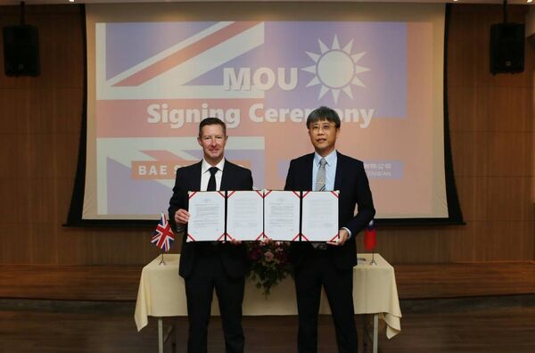 ▲右起英國航太系統公司BAE Systems海軍艦艇及作戰系統業務發展總監西蒙·奧格本與台船周志明副總經理簽署合作備忘錄。(圖/台船提供)