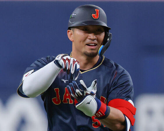 ▲WBC日本隊北山亘基對全隊展示「點茶」慶祝動作。(圖/達志影像/美聯社)