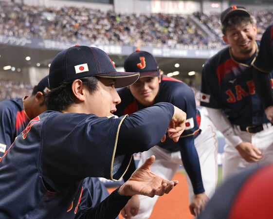 ▲WBC日本隊北山亘基對全隊展示「點茶」慶祝動作。(圖/達志影像/美聯社)