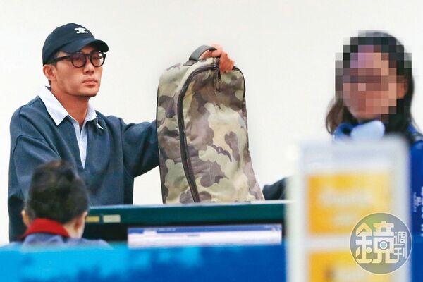 2/17 06:46出國時,凱文也是獨自一人,在華航櫃檯辦理報到。