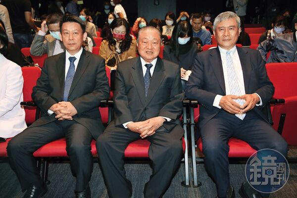 台達電創辦人鄭崇華(中)自認是嚴格父親,由專業經理人海英俊(右)輔佐鄭平(左)接班。
