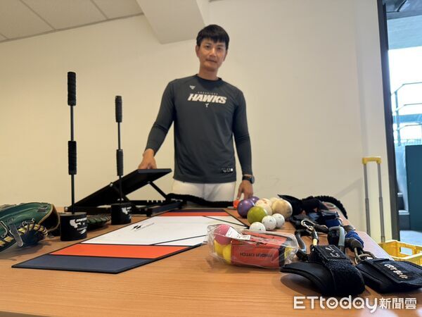 ▲▼台鋼雄鷹捕手教練凃壯勳。(圖/記者蔡厚瑄攝)