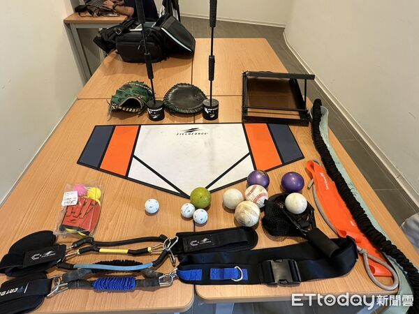 ▲台鋼雄鷹捕手教練凃壯勳的捕手秘寶。(圖/記者蔡厚瑄攝)