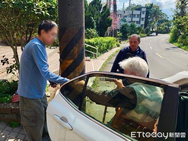 ▲透過警車廣播系統順利找到家人。(圖/龍潭警分局提供)