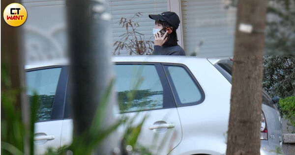 下課時間,粿粿親自開車到幼兒園接女兒粿醬,等待期間不忘接電話。(圖/本刊攝影組)