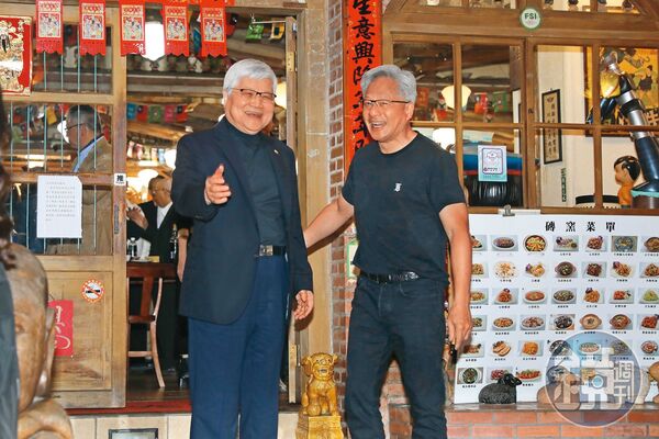 台積電董事長魏哲家和輝達執行長黃仁勳均表達對AI穩定供電的重視。