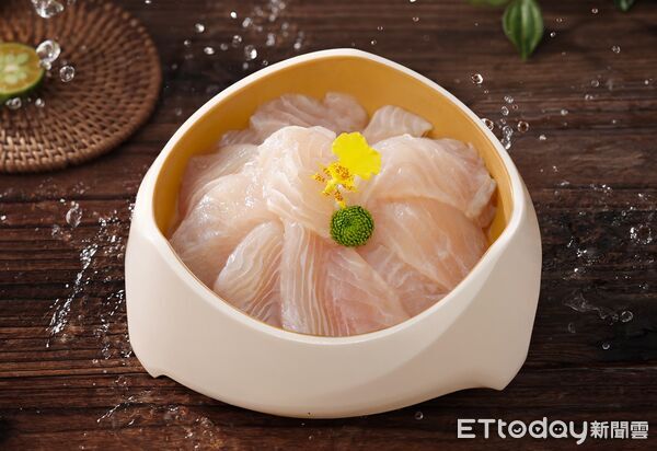 ▲海底撈「撈派巴沙魚片」、生日禮包。(圖/海底撈提供)