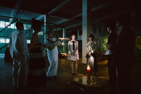 ▲《死亡之握:⿁牽⼿》將迷因躍上大銀幕,嚴正嵐與涂善存在片中重逢。(圖/網銀提供)