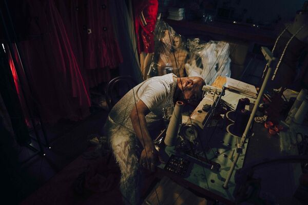 ▲《死亡之握:⿁牽⼿》將迷因躍上大銀幕,嚴正嵐與涂善存在片中重逢。(圖/網銀提供)