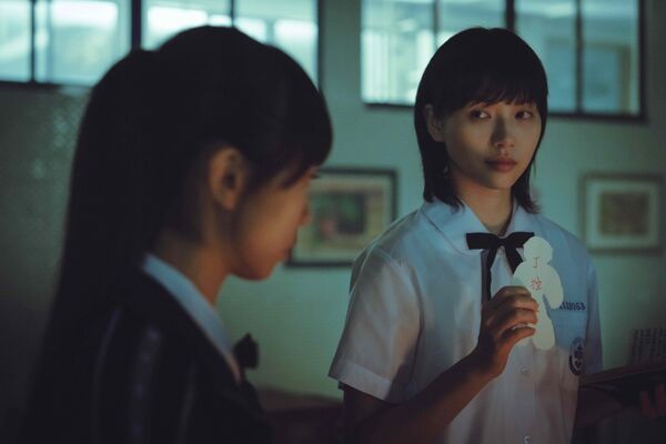 ▲《死亡之握:⿁牽⼿》將迷因躍上大銀幕,嚴正嵐與涂善存在片中重逢。(圖/網銀提供)