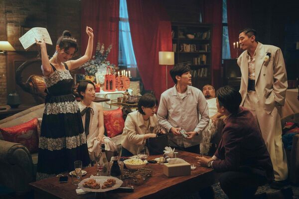 ▲《死亡之握:⿁牽⼿》將迷因躍上大銀幕,嚴正嵐與涂善存在片中重逢。(圖/網銀提供)