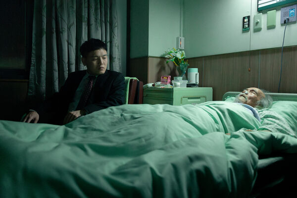 ▲春風(左)與黃奇斌在《死亡賭局》中飾演一對兄弟。(圖/英傑哆影業提供)