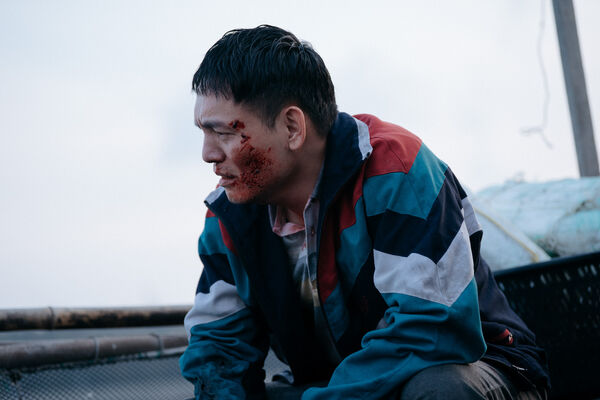 ▲春風(左)與黃奇斌在《死亡賭局》中飾演一對兄弟。(圖/英傑哆影業提供)