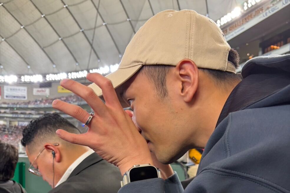 ▲WBC台韓大戰,運動部長李洋被捕捉到在場邊「施法」。(圖/翻攝李洋Instagram)