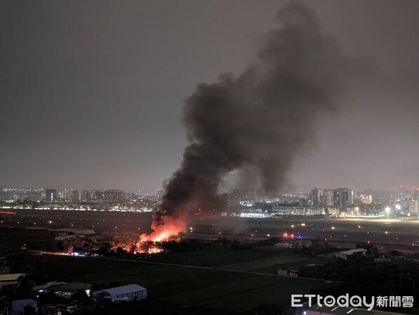 ▲▼小港區昨(10)日深夜驚傳火警,起火點緊鄰小港國際機場跑道圍牆,猛烈火舌與濃煙直竄天際。(圖/記者吳世龍翻攝)