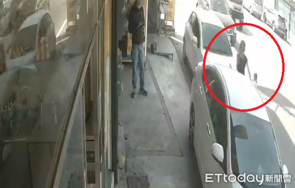 ▲▼ 公路飲料店幼童險衝車道 業者與家長驚出一身冷汗 。(圖/民眾提供)