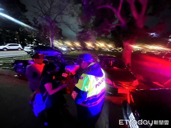 ▲▼ 燈會人潮多找不到車 布袋警地毯式搜尋助返家 。(圖/布袋分局提供)