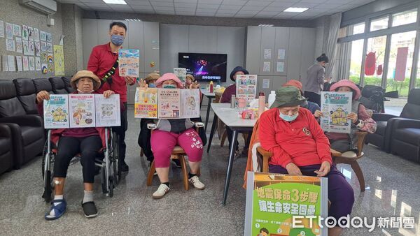 ▲南消第五救災救護大隊復興分隊前往永康松丹日照中心宣導防災知識。(記者林東良翻攝,下同)