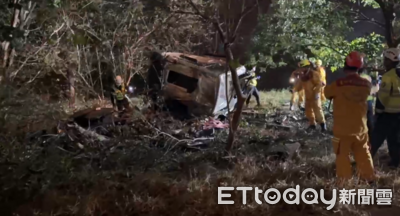 快訊／台74重大車禍！聯結車、小貨車猛撞　車頭墜橋駕駛噴飛慘死