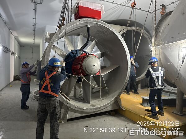 ▲台南鐵路地下化隧道風機已全數設置完成,預計月底展開測試。(記者林東良翻攝,下同)