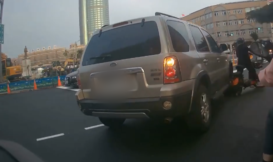 ▲台南火車站前圓環發生碰撞事故,造成84歲董姓女子受傷,雙方車輛受損。(圖/翻攝WoWtchout - 地圖型行車影像分享平台,下同)