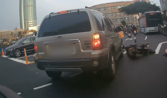 ▲台南火車站前圓環發生碰撞事故,造成84歲董姓女子受傷,雙方車輛受損。(圖/翻攝WoWtchout - 地圖型行車影像分享平台,下同)