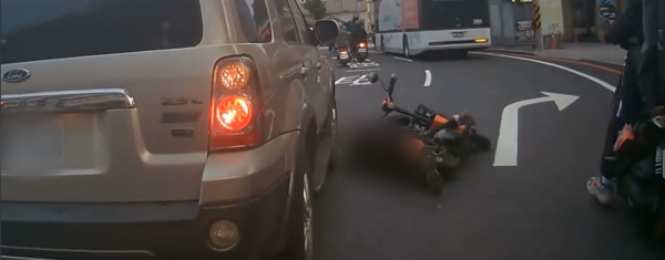 ▲台南火車站前圓環發生碰撞事故,造成84歲董姓女子受傷,雙方車輛受損。(圖/翻攝WoWtchout - 地圖型行車影像分享平台,下同)