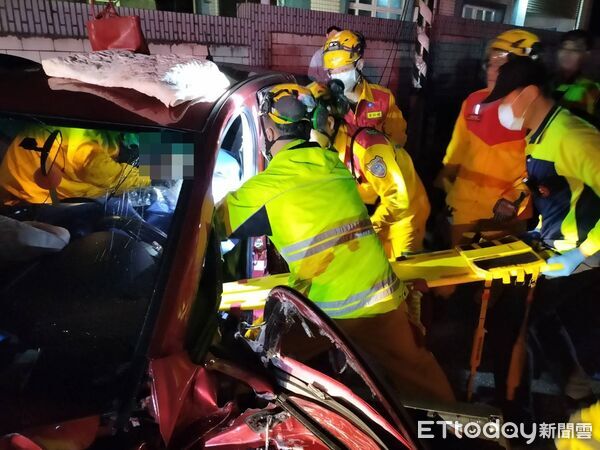 ▲基隆市七堵區凌晨嚴重車禍,28歲酒駕猛撞釀2傷。(圖/記者郭世賢翻攝,下同)