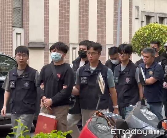 ▲▼「拖吊蟑螂」6人移送北檢等候檢察官偵訊。(圖/記者劉昌松攝)