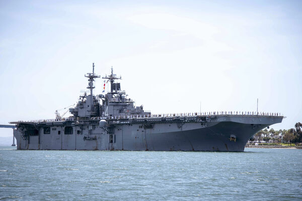 ▲▼2019年,美國海軍兩棲攻擊艦「拳師號」(USS Boxer)航經加州聖地牙哥的聖地牙哥灣(San Diego Bay)。(圖/達志影像/美聯社)