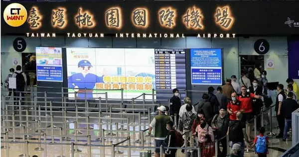 不少民眾出國旅遊時,習慣購買當地零食與伴手禮返台。(示意圖/方萬民攝)