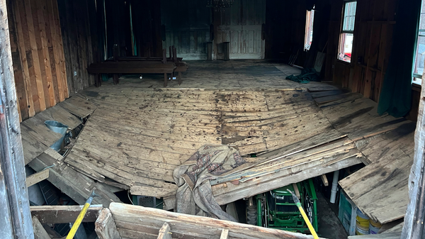 新罕布夏州東部小鎮坦沃斯(Tamworth)婚禮地板突然坍陷,70人受困。(圖/達志影像/美聯社)