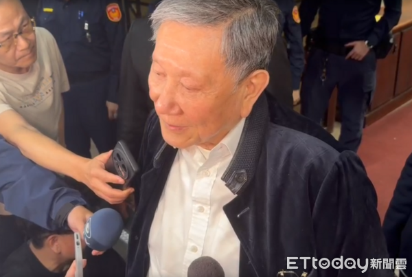 ▲沈慶京慟談京華廣場土地處分,批政治壓力讓建築夢想殞落。(圖/記者莊喬迪攝)