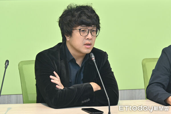 ▲▼立委沈伯洋出席民進黨輿情回應記者會。(圖/記者李毓康攝)