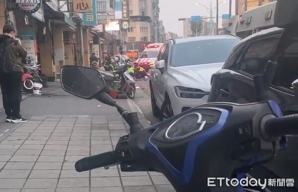▲台中街頭傳殺人,男子持刀猛刺女子命危送醫。(圖/民眾提供)
