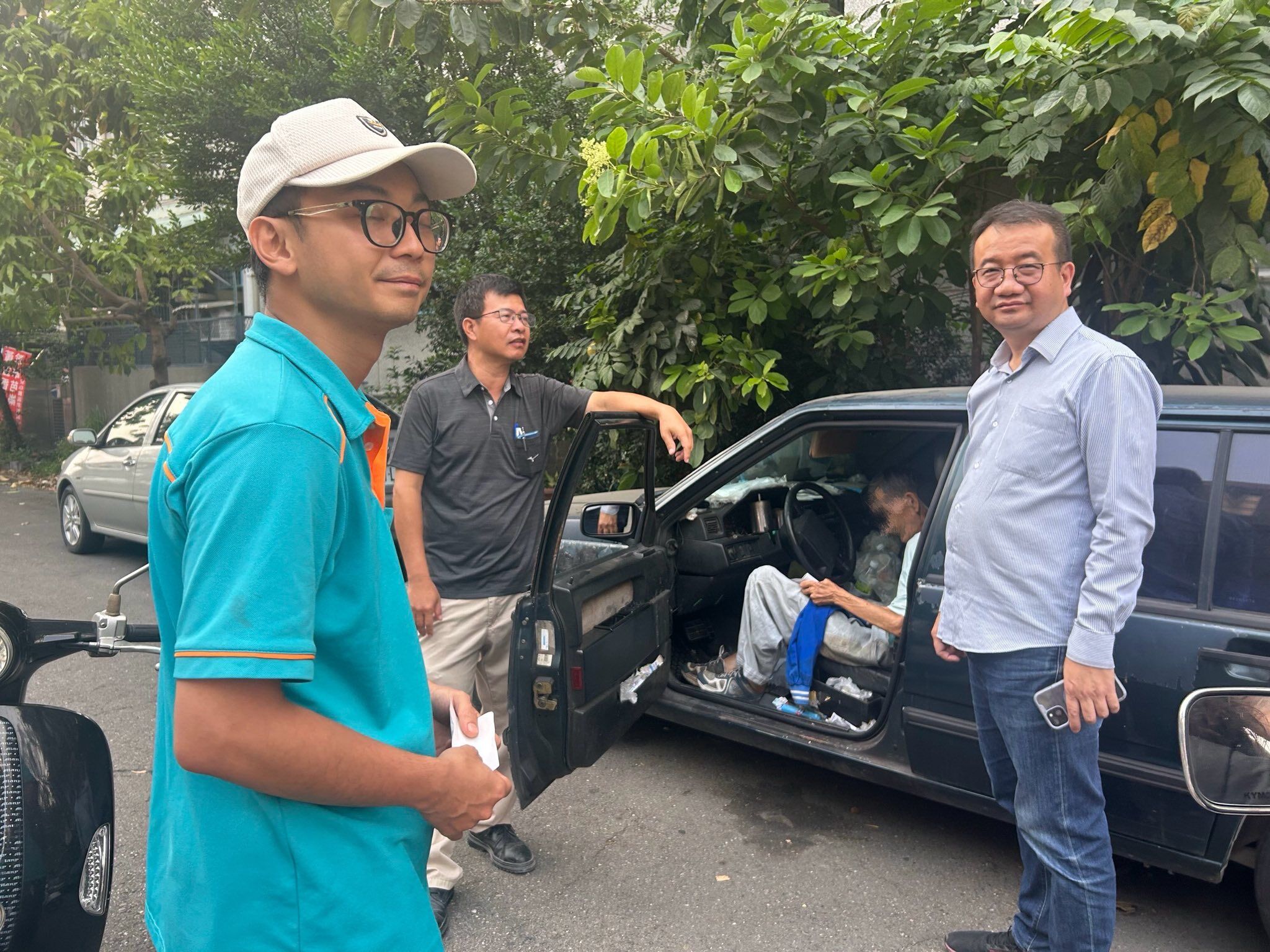 ▲▼屏東阿伯住在車上一個月。(圖/翻攝臉書/方華雄 與您攜手同行為社會做好事)