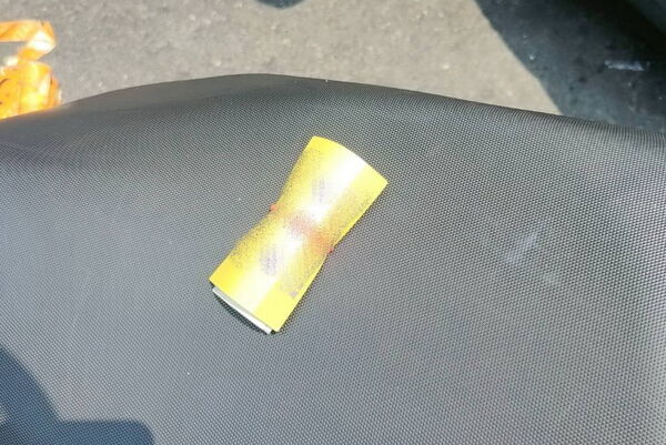 ▲▼李姓男子今天在鳳山區購買午餐後,發現機車上竟留有與名片綑綁在一起的500 元現金,隨即向警方尋求協助。(圖/記者吳世龍翻攝)