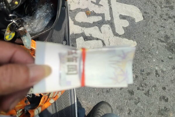 ▲▼李姓男子今天在鳳山區購買午餐後,發現機車上竟留有與名片綑綁在一起的500 元現金,隨即向警方尋求協助。(圖/記者吳世龍翻攝)