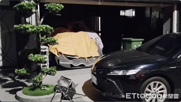 ▲嫌犯駕車衝撞民宅,人衝進住家毆打被害人 。(圖/記者吳奕靖翻攝)