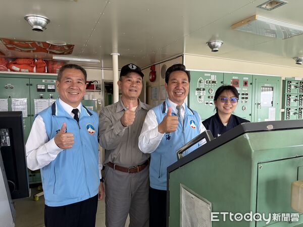 ▲▼金門縣長陳福海送船現場拋海上運輸優惠,海上運輸專船80歲以上、6歲以下可望免船票費,僅自行負擔保險費。(圖/記者鄭逢時攝)