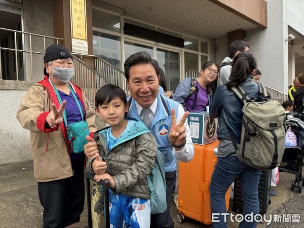 ▲▼金門縣長陳福海送船現場拋海上運輸優惠,海上運輸專船80歲以上、6歲以下可望免船票費,僅自行負擔保險費。(圖/記者鄭逢時攝)