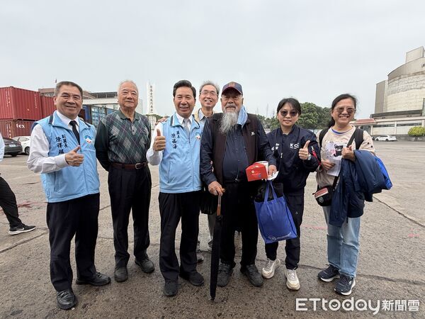 ▲▼金門縣長陳福海送船現場拋海上運輸優惠,海上運輸專船80歲以上、6歲以下可望免船票費,僅自行負擔保險費。(圖/記者鄭逢時攝)