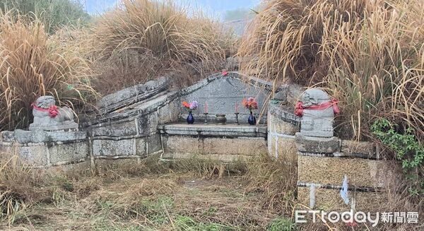 ▲▼陳氏宗親於今日掃墓時發現金門縣定古蹟陳顯墓疑似遭破壞已報警處理。(圖/民眾提供)