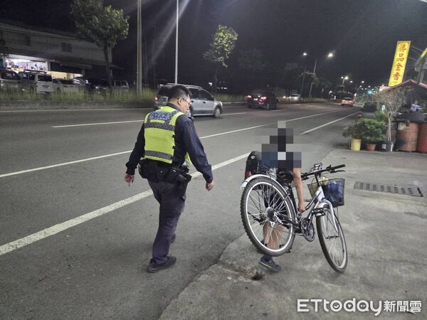 ▲東港警扛車護童平安返家。(圖/記者陳崑福翻攝)
