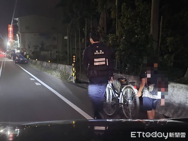 ▲東港警扛車護童平安返家。(圖/記者陳崑福翻攝)