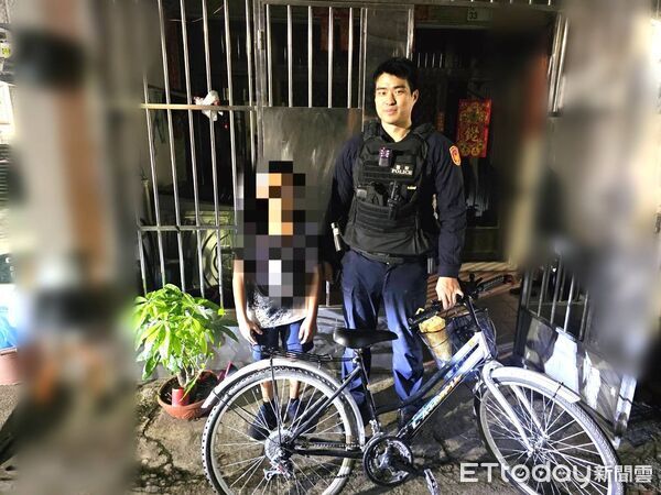 ▲東港警扛車護童平安返家。(圖/記者陳崑福翻攝)