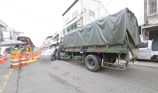 ▲大溪區員林路二段今天清晨發生軍車與自小客車擦撞事故。(圖/大溪警分局提供)
