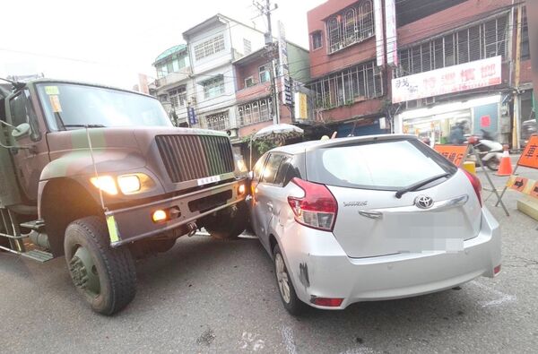 ▲大溪區員林路二段今天清晨發生軍車與自小客車擦撞事故,圖為碰撞現場。(圖/大溪警分局提供)