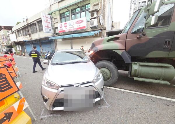 ▲大溪區員林路二段今天清晨發生軍車與自小客車擦撞事故,警方到場處理。(圖/大溪警分局提供)